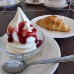 川崎日航ホテル カフェレストラン「ナトゥーラ」 - ソフトクリーム、クロワッサン