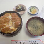 Hama katsu - 味噌汁、漬物、えごが付きます。