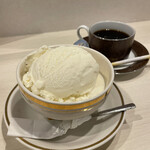 雪印パーラー - スノーロイヤル　コクあるけど後味あっさりのおいしいアイスでした！