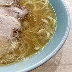 横濱ラーメン あさが家 - 鶏油たっぷりで旨味の強いスープ。