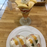 ホットケーキパーラー フルフル - 桃のパフェ2500円にフルーツサンド４切れ900円