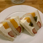 ホットケーキパーラー フルフル - 配置を計算されたフルーツサンド