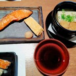 由縁別邸代田 割烹 月かげ - 煮物＞世田谷寿屋豆腐店の湯豆腐。焼物＞本日の焼き魚、出汁巻き玉子、染卸し。