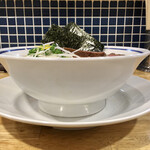 手打式超多加水麺 ののくら - この受け皿がカラーンする