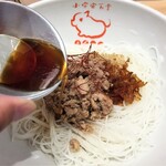 小宇宙食堂 - 台湾麺 汁なし滷肉米粉　タレを掛けます 