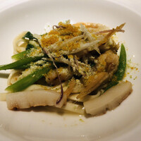 カンブーザ - 白海老、帆立、ミョウガ、つるむらさき他のパスタ