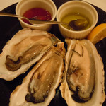 ラ・トリロジー - 生牡蠣をオリーブオイルと赤ワインのソースで