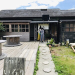 大門茶屋いろり - 女性客が入って行くお店