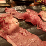 nikutotempuraishiyamanikukappou - 国産牛サーロインの炙り肉寿司