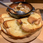 和風ガーリックOIL煮(アヒージョ)バケット添え