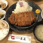Tonkatsu Tamafuji - 熟成ロースカツ定食160g
      ご飯は炊き込み 五穀 白米の3色 味噌汁はみつばなめこ