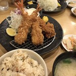 Tonkatsu Tamafuji - 海老2鶏1定食
      ご飯は炊き込み 味噌汁はみつばなめこ