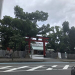 Sumibi Suteki Hidamari An - お店の前には開口神社⛩があります。かなりの風でした。