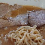 ら～めん 海風 - 左がみそチャーシューの肉、右がみそラーメンの肉。
            部位が違いますね！