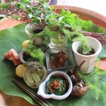 伊勢宮川の里 鄙茅 - 八寸(シャインマスカットの梅酢漬け、モロヘイヤ、バイ貝煮物、もずく酢、カツオ+くるみ+蜂蜜合わせ、？、イチジク+胡麻ソース)×2人分