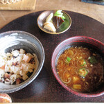 伊勢宮川の里 鄙茅 - ご飯＋赤出汁(オクラ、焼きナス、ミョウガ) ＋香物(長芋、らっきょう、昆布、きゅうり)