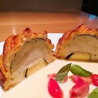ラ・ボンヌターブル - ⚫河豚とズッキーニのパイ包み、トマトとバジルのブールブランソース、シトロンコンフィ
