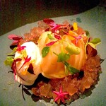 薪焼ステーキ コケット - ピーチメルバ、エキゾチックなジュレとヨーグルトアイス添え