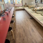 ラーメン もっけだの - カウンター席、小上がり席