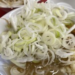 ラーメン もっけだの - 塩トンコツつけ麺ニンニクヤサイマシマシネギのつけ汁に追加ネギ投入