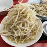 ラーメン もっけだの - 塩トンコツつけ麺ニンニクヤサイマシマシネギのつけ汁に追加ヤサイ投入