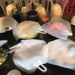 新・和歌山ラーメン ばり馬 - お漬物ブュッフェ。感染症対策にシリコンのフタ。