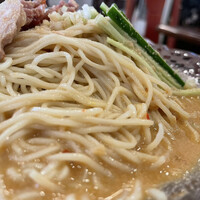 三和楼 - 冷麺1,100円の麺のアップ