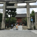 茶寮 和香菜 - 八坂神社の南側の門を出ます