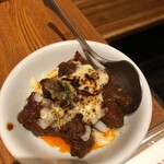 まる豚 - 牛ほほ肉と町チーズ焼