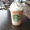 スターバックス コーヒー - GOピーチ フラペチーノ　外の席は雨でテーブルが濡れてた