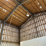 虚空蔵 - 参考写真、セレクトショップの天井
元農協倉庫のお店