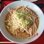 くるまやラーメン - くるまやと言えばやっぱりコレ
            
            味噌ラーメンヽ(´o｀
            
            あれ！？ココはチャーシューが無い(´⊙ω⊙`)
            
            1枚はのせて欲しい。
            
            
            
            