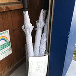 手打式超多加水麺 ののくら - 待つ間に貸し出してくれる日傘