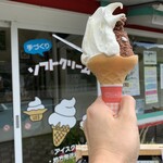 まきばのジャージー - ダブルコーン(340円)　チョコレート&レアチーズ