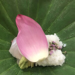 赤坂 菊乃井 - 昼懐石１３３１０円。明石天然鯛、鱧落とし。鱧の旨味が増す季節ですね。温かい状態が心地よく、ボーっとしてしまうような美味しさです（╹◡╹）（╹◡╹）