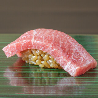 厳選したネタとこだわりのしゃりが織り成す、極上の寿司。