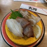 Sushi Tatsu - 貝三種盛り、770円
                        赤貝の色がすこぶる悪い