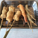 Tonkatsu kushi katsu kasuga - おまかせ10本。目光、エビ、鶏もも、豚バラ、鶏砂ズリ
      (^-^)