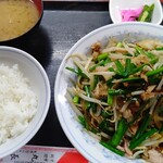 丸長 - 肉ニラ定食　半ライス　913円