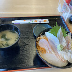 Uogashi Shokudou Hamakura - 地魚丼、刺身6切れとは、たまげた貧相さ！