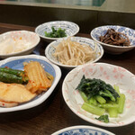明月館・肉上手 - 最初に出てくるお野菜。どれもこれもおいしい。大根のキムチは、半分干してあるのか味が濃く、きゅうりも瓜の香りが強くて良い。なますは甘味強めで肉の後にとてもいい。