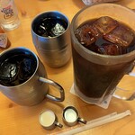 Komeda Kohi Ten - 右：アイスコーヒーでらたっぷりサイズ…税込650円　左：アイスコーヒーたっぷりサイズ…税込550円