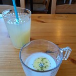 ガレット&カフェ クランプーズ - グレープフルーツジュース、玉ねぎの冷製スープ