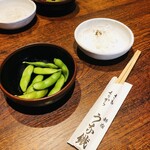 新宿うな鐵 はなれ - お通しは枝豆と大根、440ウェン×2