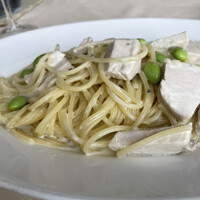 グラナータ TBS店 - 大山鶏、枝豆のゴルゴンゾーラクリームパスタ。
                    大山鶏が非常に柔らかく、淡白な鶏肉と濃厚なゴルゴンゾーラの相性が抜群。
