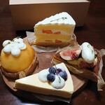 おやつカフェ ホリック - メロンのショートケーキ540円、いちじくのタルト550円、チーズケーキ496円、もものタルト658円✨季節によってフルーツ✕ケーキの組み合わせが変わります！メロンショートは、マスカルポーネ入りで濃厚✨