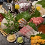 Happy assortment of 8 types of sashimi (1 serving)