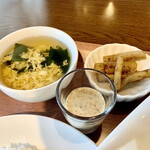 Kanadhian - 玉子スープ、ゴボウの酢漬け？
                        グラスはサラダ用の胡麻ドレッシング。