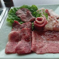 天空焼肉 星遊山 - 牛タン、松阪牛カルビ、松阪牛ランプ、黒毛和牛ミスジ、PRIMEハラミ、清流鶏、プラチナポーク