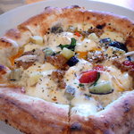 ウッデンシップ - 新ジャガ、きのこ、挽肉の塩味ピッツァ◎2009/5